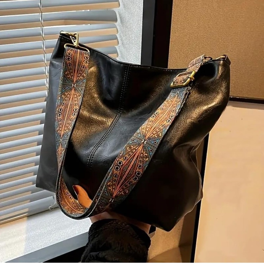 Chic Black Leather Shoulder Bag with Patterned Strap